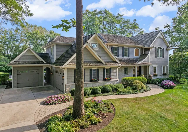 Photo 2 of Mansion for sale at 622 Innsbruck Ct, Libertyville, IL 60048 | MLS# 12690889 | Listing updated on 2026-09-04