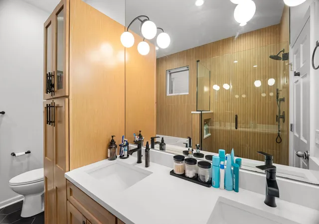 3rd image of 853 N Wood St, Chicago, IL 60622