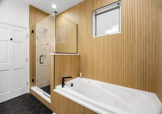 4th image of 853 N Wood St, Chicago, IL 60622
