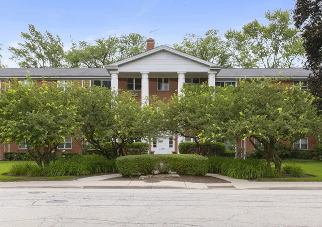 2nd image of 809 E Miner St #1B, Arlington Heights, IL 60004 | MLS# 12693080