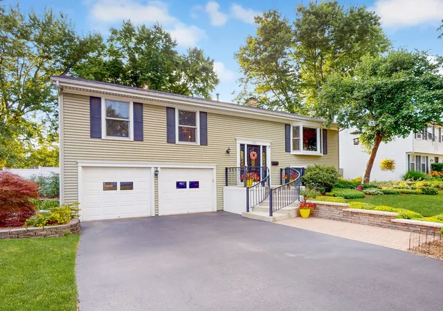 1st image of 1201 S 10th St, St. Charles, IL 60174 | MLS# 12694618