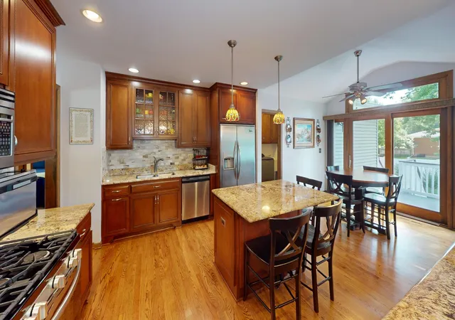 3rd image of 1201 S 10Th St, St. Charles, IL 60174 | MLS# 12694618