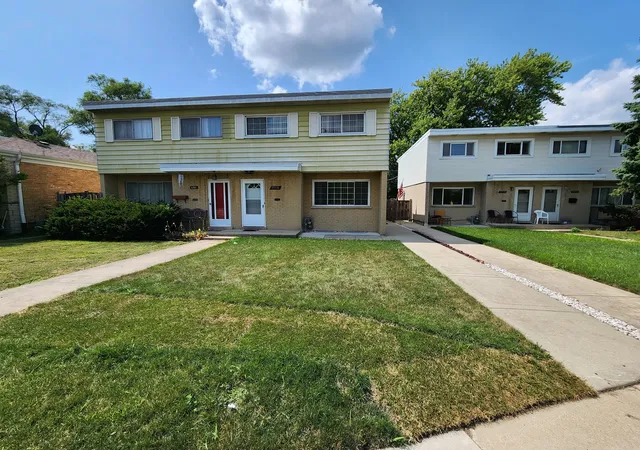 Townhouse for sale at 8916 Gross Point Rd, Skokie, IL 60077 | MLS# 12695416