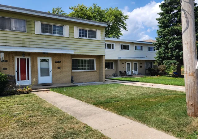 Photo 2 of Townhouse for sale at 8916 Gross Point Rd, Skokie, IL 60077 | MLS# 12695416 | Listing updated on 2026-10-01