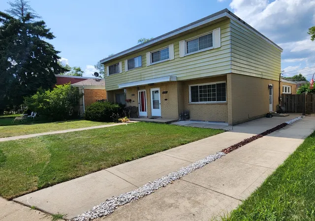 Photo 3 of Townhouse for sale at 8916 Gross Point Rd, Skokie, IL 60077 | MLS# 12695416 | Listing updated on 2026-10-01
