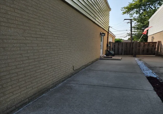 Photo 4 of Townhouse for sale at 8916 Gross Point Rd, Skokie, IL 60077 | MLS# 12695416 | Listing updated on 2026-10-01
