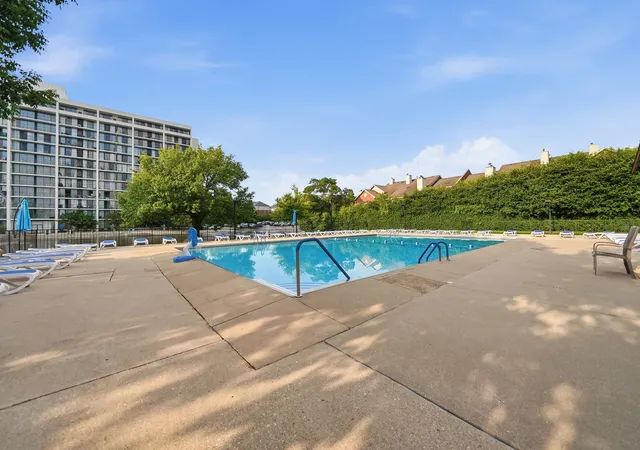 Listing Photo 2 - Condo for sale in building located at 2005 S Finley Rd, Lombard, IL 60148 - Unit #506
