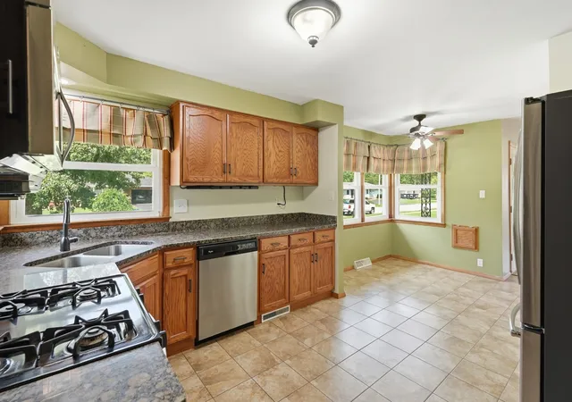 Photo 3 of Single family home for sale at 370 Oakwood Dr, Crete, IL 60417 | MLS# 12699430 | Listing updated on 2026-09-24