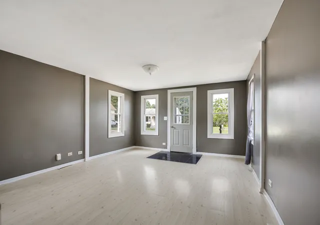 Photo 2 of Single family home for sale at 141 Oak St, Hampshire, IL 60140 | MLS# 12699880 | Listing updated on 2026-09-01