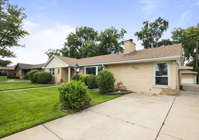 Single family home for sale at 6926 W 115th Place, Worth, IL 60482 | MLS# 12701272