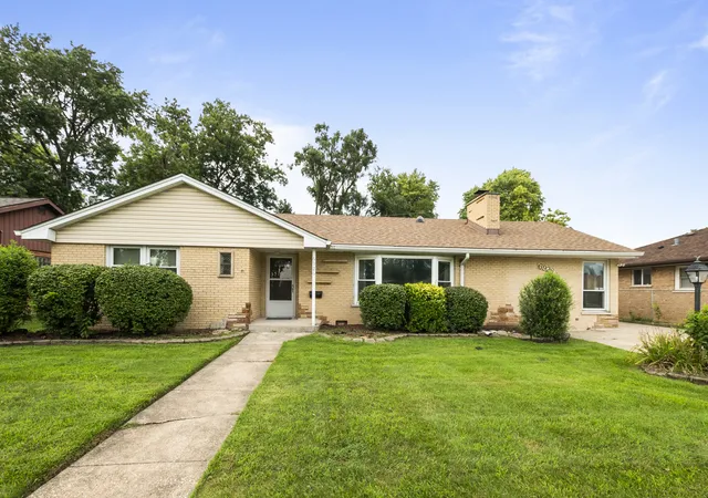 Photo 2 of Single family home for sale at 6926 W 115th Place, Worth, IL 60482 | MLS# 12701272 | Listing updated on 2026-08-31