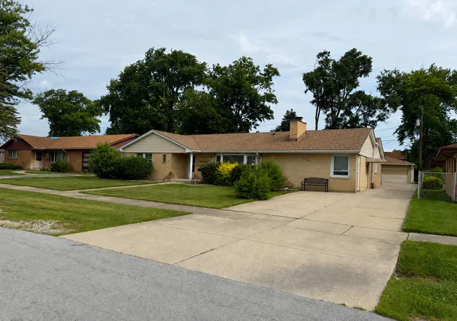 Photo 2 of Single family home for sale at 6926 W 115th Place, Worth, IL 60482 | MLS# 12701272 | Listing updated on 2026-08-31