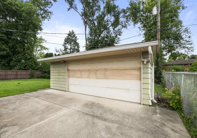 Photo 3 of Single family home for sale at 6926 W 115th Place, Worth, IL 60482 | MLS# 12701272 | Listing updated on 2026-08-31