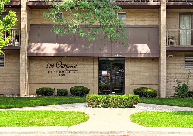 2nd image of 1380 Oakwood Ave #204, Des Plaines, IL 60016 | MLS# 12701409