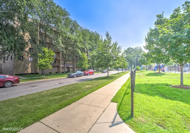2nd image of 1380 Oakwood Ave, Des Plaines, IL 60016