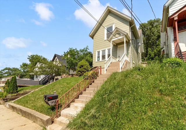 3rd image of 649 Wellington Ave, Elgin, IL 60120 | MLS# 12701991