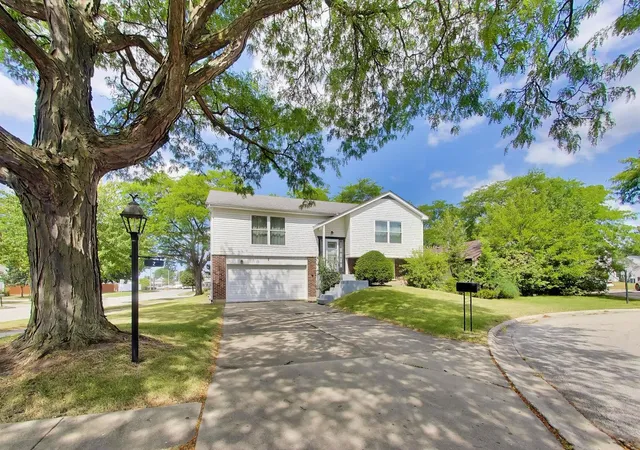 3rd image of 2 Oakmont Ct, Streamwood, IL 60107 | MLS# 12702153