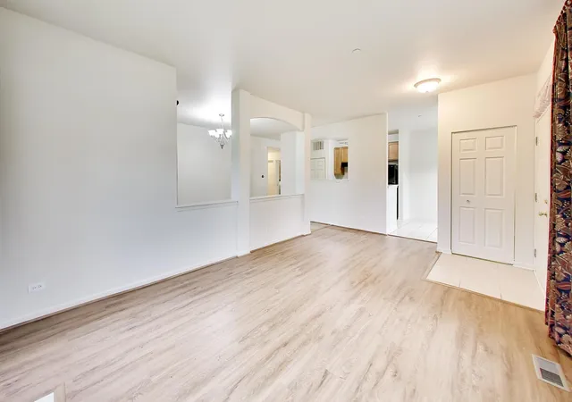 Listing Photo 5 - Condo for sale in building located at 2685 Acorn Ct, West Dundee, IL 60118 - Unit #4