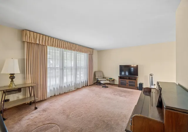 Photo 4 of Sale Pending at 1305 E Sanborn Dr, Palatine, IL 60074 | MLS# 12702818 | Listing updated on 2026-10-08
