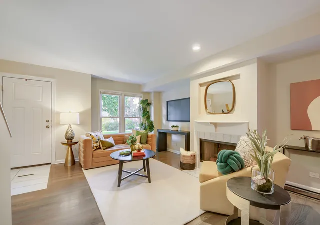 Photo 4 of Sale Pending at 2048 W Huron St, Chicago, IL 60612 | MLS# 12703075 | Listing updated on 2026-09-04