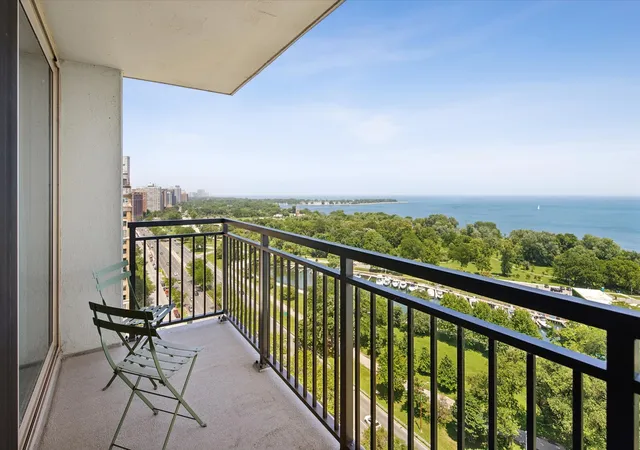 2nd image of 3470 N Lake Shore Dr, Chicago, IL 60657