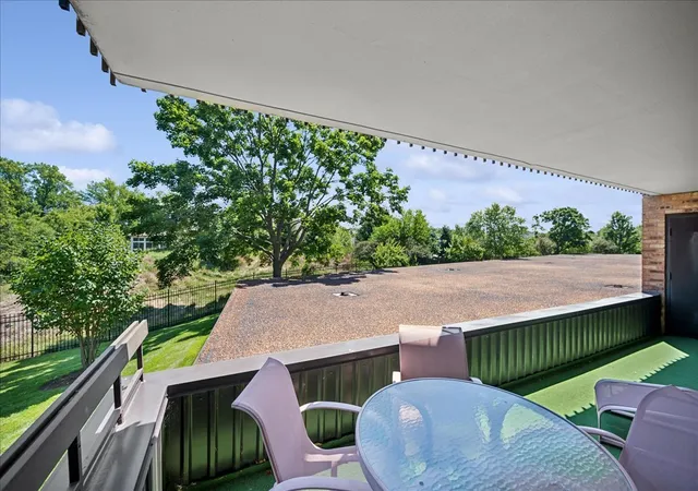 2nd image of 1621 Mission Hls Rd, Northbrook, IL 60062
