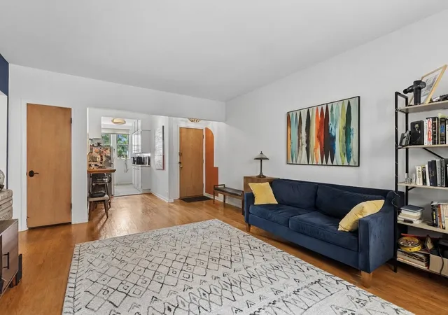 Listing Photo 4 - Condo for sale at Jarvis On The Lake, Unit 2N 1210 W Jarvis Ave, Jarvis On The Lake, Chicago, IL 60626 | Built Year: 1920-1932