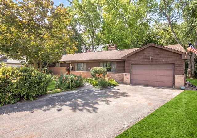 Photo 2 of Single family home for sale at 10 Hollycourt Ter, Lake Zurich, IL 60047 | MLS# 12704100 | Listing updated on 2026-08-25