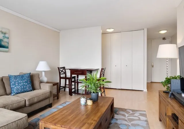 5th image of 655 W Irving Park Rd #4011, Chicago, IL 60613 | MLS# 12704256
