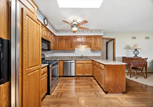 Photo 4 of Single family home for sale at 10709 S Washington St, Oak Lawn, IL 60453 | MLS# 12704399 | Listing updated on 2026-09-01
