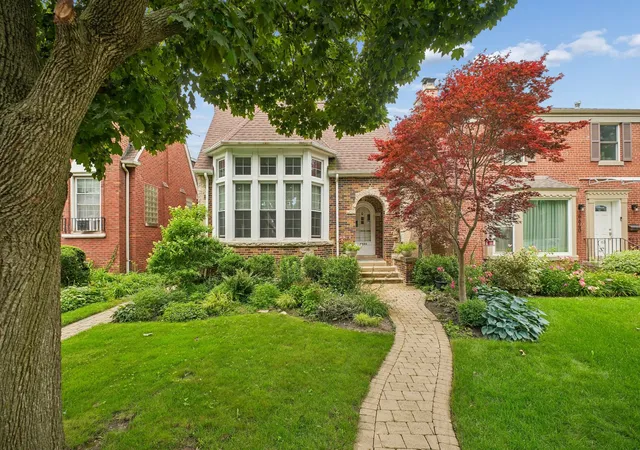 1st image of 6638 N Trumbull Ave, Lincolnwood, IL 60712 | MLS# 12704498