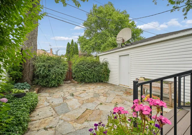 3rd image of 6638 N Trumbull Ave, Lincolnwood, IL 60712 | MLS# 12704498