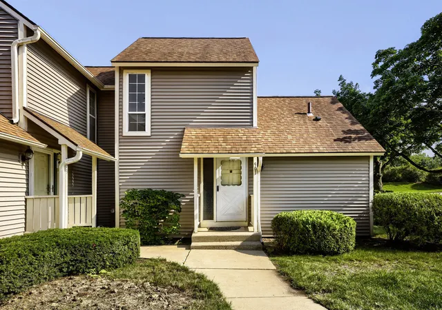 Photo 2 of Townhouse for sale at 901 Vose Dr, Gurnee, IL 60031 | MLS# 12704503 | Listing updated on 2026-09-22