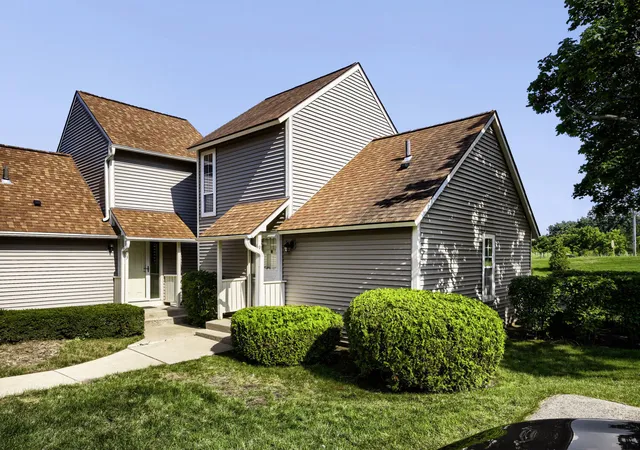 Photo 3 of Townhouse for sale at 901 Vose Dr, Gurnee, IL 60031 | MLS# 12704503 | Listing updated on 2026-09-22