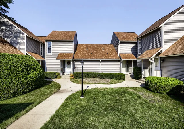 Photo 3 of Townhouse for sale at 901 Vose Dr, Gurnee, IL 60031 | MLS# 12704503 | Listing updated on 2026-09-22