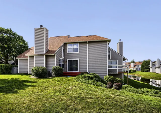 Photo 4 of Townhouse for sale at 901 Vose Dr, Gurnee, IL 60031 | MLS# 12704503 | Listing updated on 2026-09-22