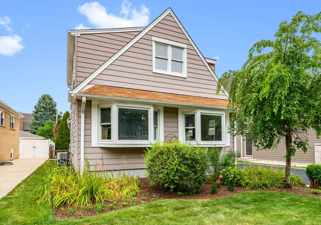 Photo 1 of Single family home for sale at 537 N Walnut St, Elmhurst, IL 60126 | MLS# 12704809 | Listing updated on 2026-09-04