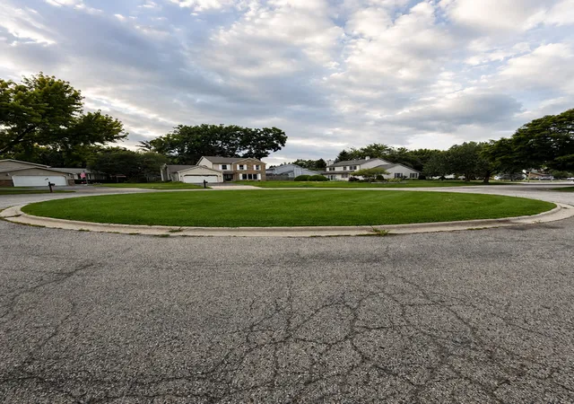 2nd image of 515 Parkside Ter, Crystal Lake, IL 60012 | MLS# 12704867