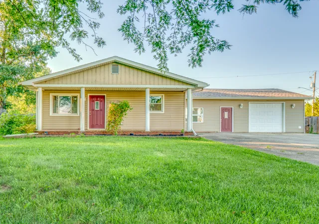 Photo 1 of Single family home for sale at 1104 Airport Rd, Mount Vernon, IL 62864 | MLS# 12705007 | Listing updated on 2026-08-20