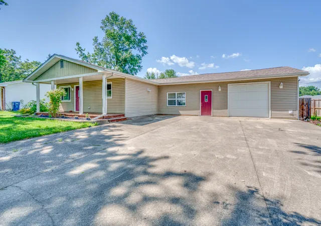 Photo 2 of Single family home for sale at 1104 Airport Rd, Mount Vernon, IL 62864 | MLS# 12705007 | Listing updated on 2026-08-20