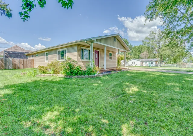 Photo 2 of Single family home for sale at 1104 Airport Rd, Mount Vernon, IL 62864 | MLS# 12705007 | Listing updated on 2026-08-20