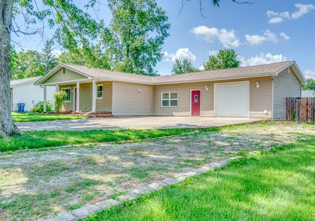 Photo 3 of Single family home for sale at 1104 Airport Rd, Mount Vernon, IL 62864 | MLS# 12705007 | Listing updated on 2026-08-20