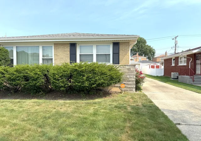 Photo 3 of Single family home for sale at 2816 W Seipp St, Chicago, IL 60652 | MLS# 12705266 | Listing updated on 2026-10-01