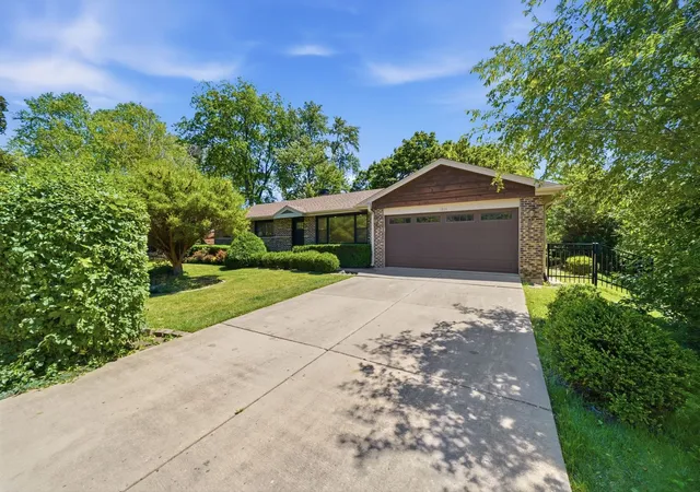 2nd image of 1801 N Iris Dr, Palatine, IL 60074 | MLS# 12705421