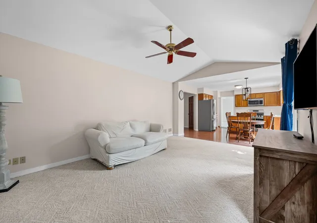 4th image of 1449 Willow Tree Dr, Crystal Lake, IL 60014 | MLS# 12705808