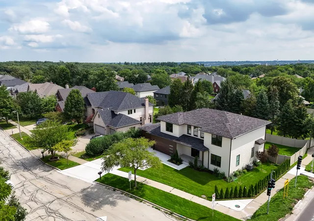Photo 4 of Single family home for sale at 949 Internationale Pkwy, Woodridge, IL 60517 | MLS# 12705981 | Listing updated on 2026-09-27