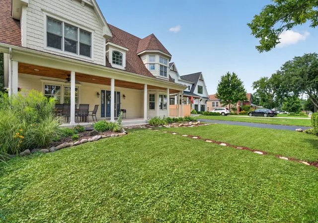 Photo 3 of Single family home for sale at 4344 Elm St, Downers Grove, IL 60515 | MLS# 12706187 | Listing updated on 2026-09-03