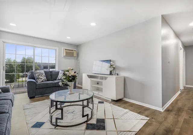 Listing Photo 4 - Condo for sale in building located at 107 W Elk Trl, Carol Stream, IL 60188 - Unit #206