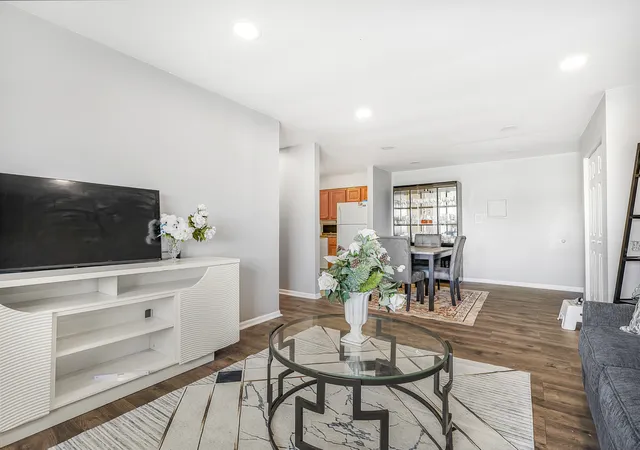 Listing Photo 5 - Condo for sale in building located at 107 W Elk Trl, Carol Stream, IL 60188 - Unit #206