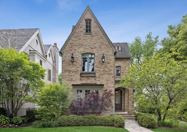 1st image of 704 S Lincoln St, Hinsdale, IL 60521 | MLS# 12706328